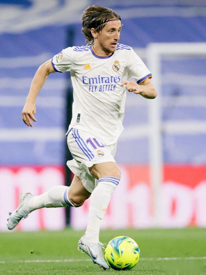 为什么棒球比赛中的比分牌上除了得分还有安打数和失误数